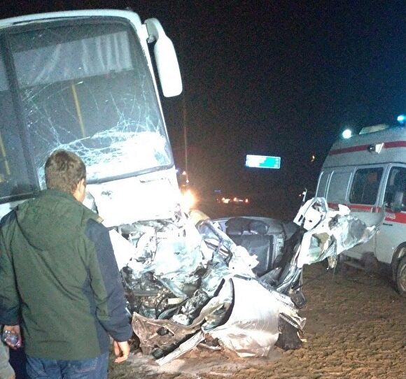 В Тюменской области легковушка столкнулась с автобусом, один человек погиб