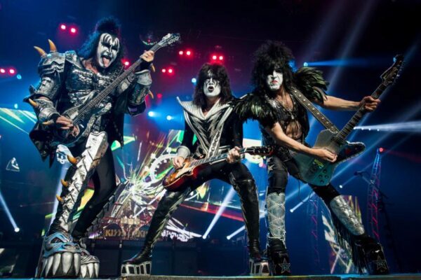 Группа Kiss провела подводный концерт для акул