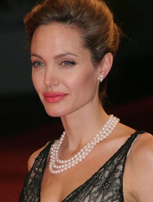 Иссохшие руки Анджелины Джоли обеспокоили фанатов
