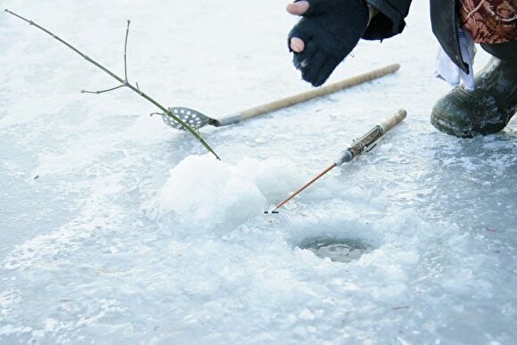 Льдина с двумя подростками-рыбаками оторвалась на водохранилище в Свердловской области
