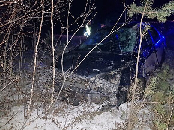 На трассе Екатеринбург — Тюмень машина опрокинулась в кювет: один погиб, двое пострадали