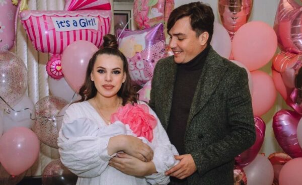 Покупка квартиры и рождение дочери: Саша Артёмова и Женя Кузин отмечают два года в браке