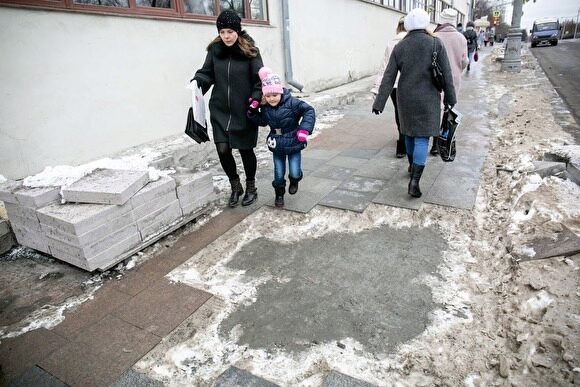 Прокуратура Екатеринбурга начала проверку из-за затянувшегося до зимы ремонта тротуаров