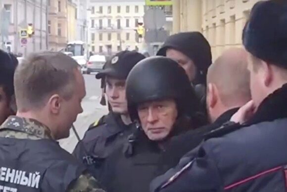 СМИ выложили видео со следственного эксперимента, где Соколов пытается зарезаться кортиком