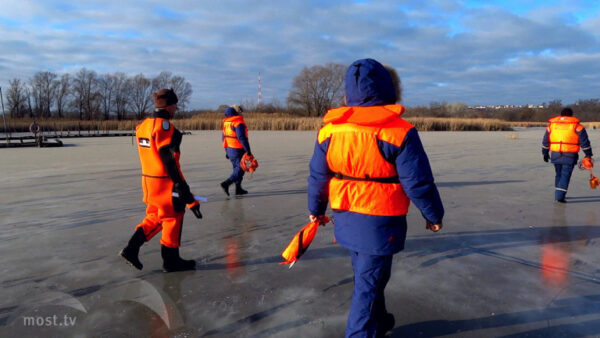 Спасатели ходили по тонкому льду