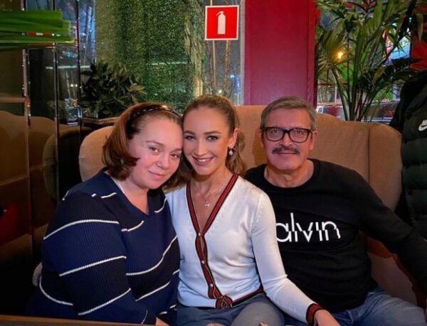 Телеведущая Ольга Бузова показала совместный снимок с родителями