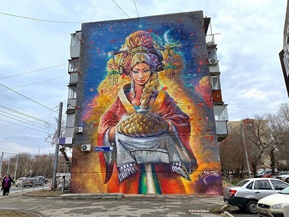 В Челябинске неизвестные закрасили граффити на доме, согласованные с властями