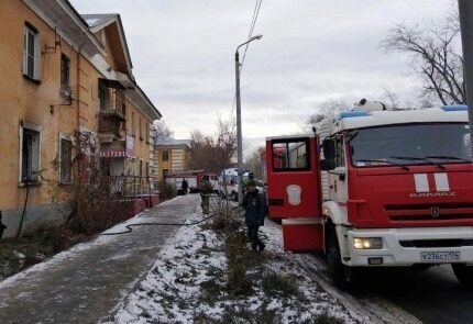 В Челябинске пожарные вывели из горящего дома пять человек