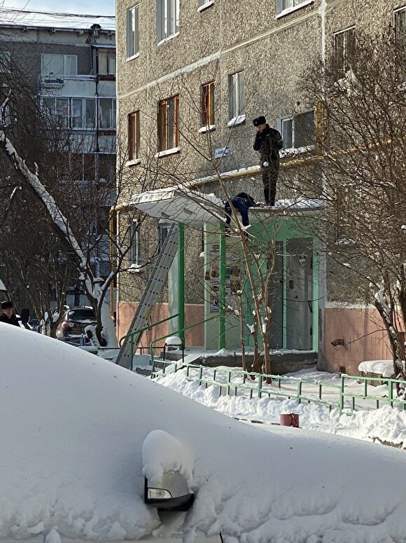 В Екатеринбурге на козырьке многоэтажки нашли тело женщины. СКР проводит проверку