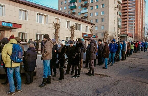 В городах России выстроились километровые очереди за водительскими медсправками. Доходит до драк