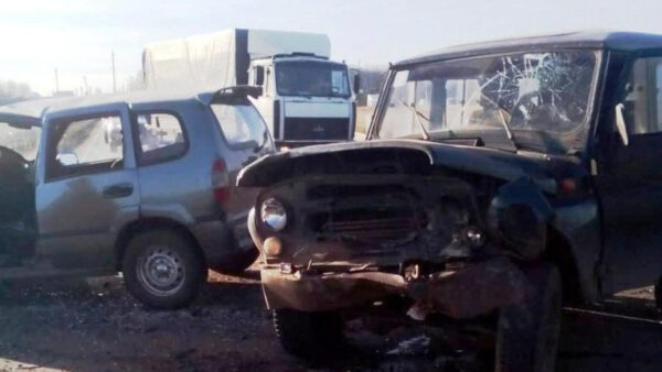 Водитель и два пассажира «Нивы» пострадали в ДТП с «УАЗом»