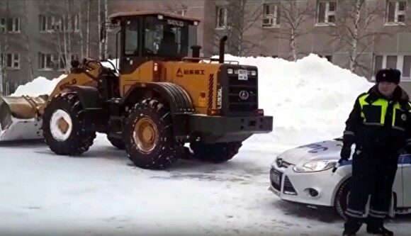 В Сургуте женщину насмерть задавила снегоуборочная машина