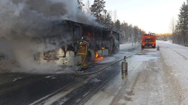 В Уватском районе на трассе загорелся автобус