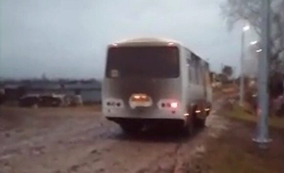 Жители тюменской деревни пожаловались Моору на размытую дорогу