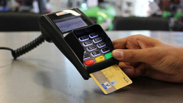 Безработный нашел банковскую карту и рассчитался ею в магазинах