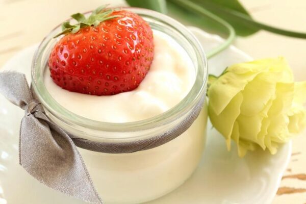 Диетолог назвала полезные свойства йогурта для пожилых людей