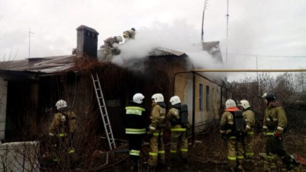 Два человека погибли в горящем доме в Липецке