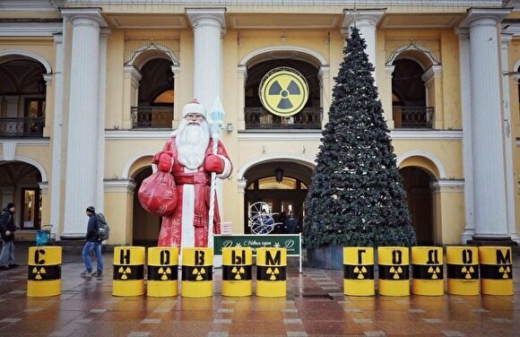 Greenpeace поздравил петербуржцев с Новым годом инсталляцией из «радиоактивных» бочек