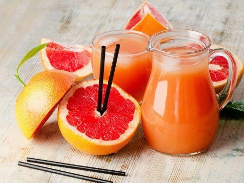 Грейпфрутовый и апельсиновый соки: Названы напитки снижения риск роста остеопороза