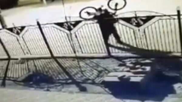 Хулиган разбил уличные фонари велосипедом