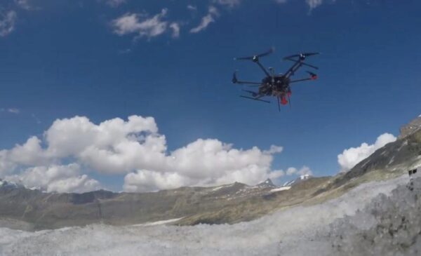 "И дешевле, и безопаснее": Гляциологи задействуют в отслеживании движения ледников дроны