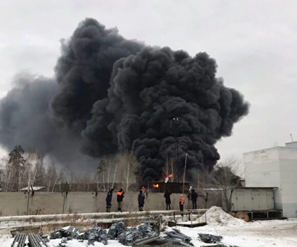 «Из Пышмы аж видно». В Екатеринбурге на Эльмаше горит лакокрасочный завод
