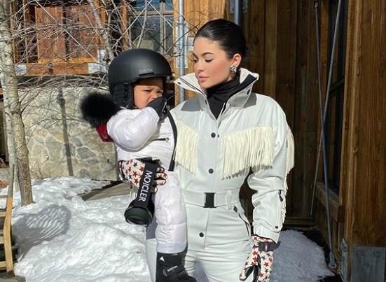 Кайли Дженнер показала, как ее годовала дочь осваивает сноуборд