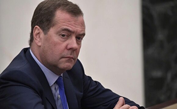 Медведев поручил прекратить торговлю аналогами снюса