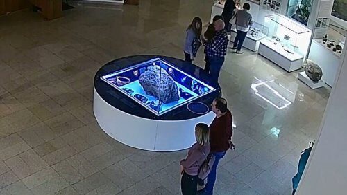 Метеорит в музее Челябинска загадочно поднимает купол