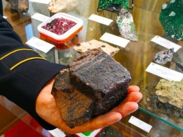 На границе Свердловской и Челябинской областей нашли кристалл граната весом 1,5 кг