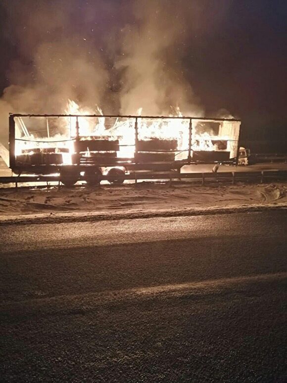 На трассе М-5 в Челябинской области фура сгорела после столкновения с бензовозом