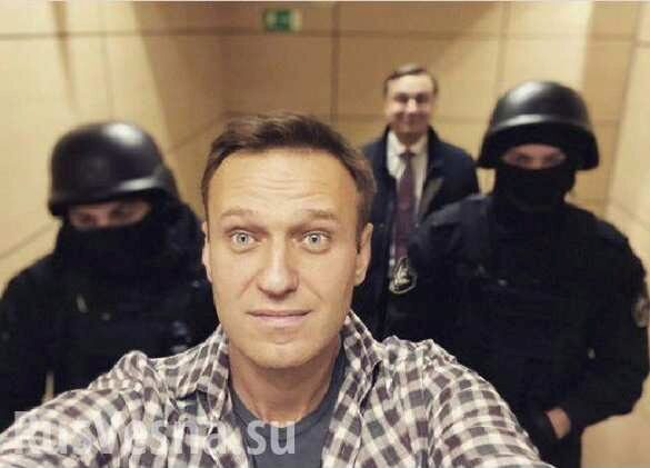 Навальный прокомментировал обыски в ФБК