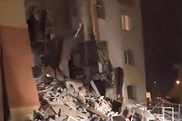 Опубликовано видео повторного обрушения стены дома под Белгородом, где взорвался газ