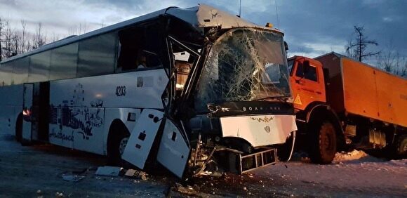 Под Ноябрьском четыре человека пострадали в ДТП с участием «КамАЗа» и автобуса