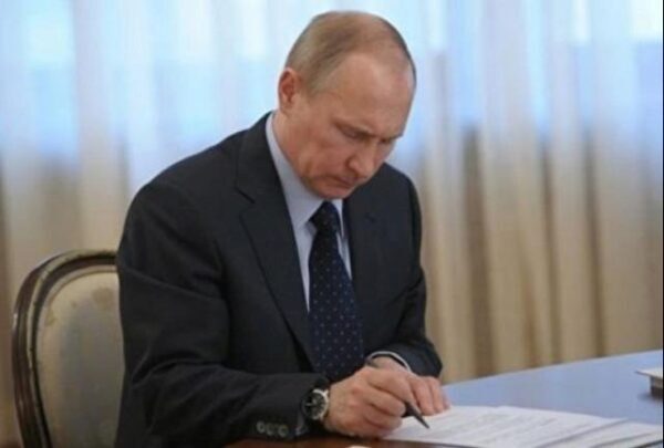 Путин подписал законы о предустановке российского софта и иноагентах