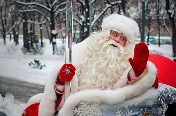 Россияне, в первую очередь, попросили бы у Деда Мороза здоровья и денег