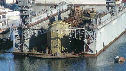 «Снова Сердюков виноват?»: В Севастополе затонул плавдок со стоящей в нём подводной лодкой