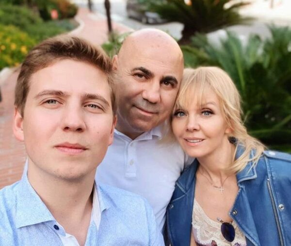 Старший сын Валерии Артемий Шульгин впервые посетил светское мероприятие со своей женой после тайной свадьбы