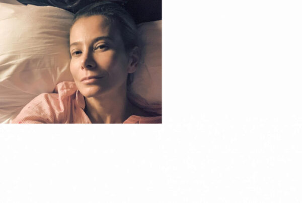 Супруга Андрея Кончаловского показала «честный» снимок в постели