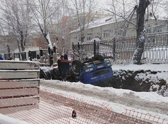В Челябинске грузовик провалился в траншею, вырытую коммунальщиками