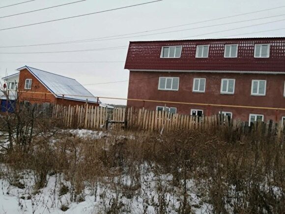 В Челябинской области готовят к заселению барак, который по бумаге снесли пять лет назад