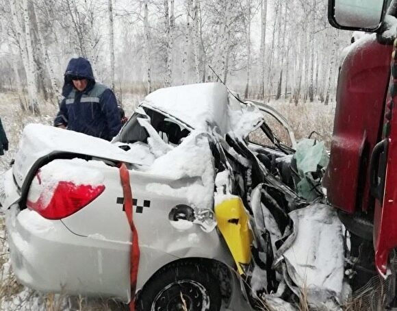 В Челябинской области в снегопад женщина-водитель «Яндекс.Такси» влетела в фуру и погибла