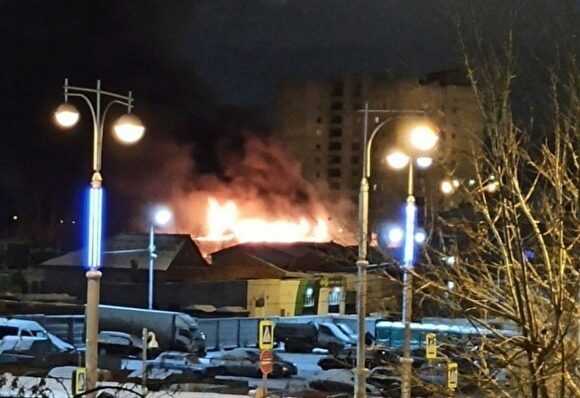 В Екатеринбурге — крупный пожар возле Ивановского кладбища