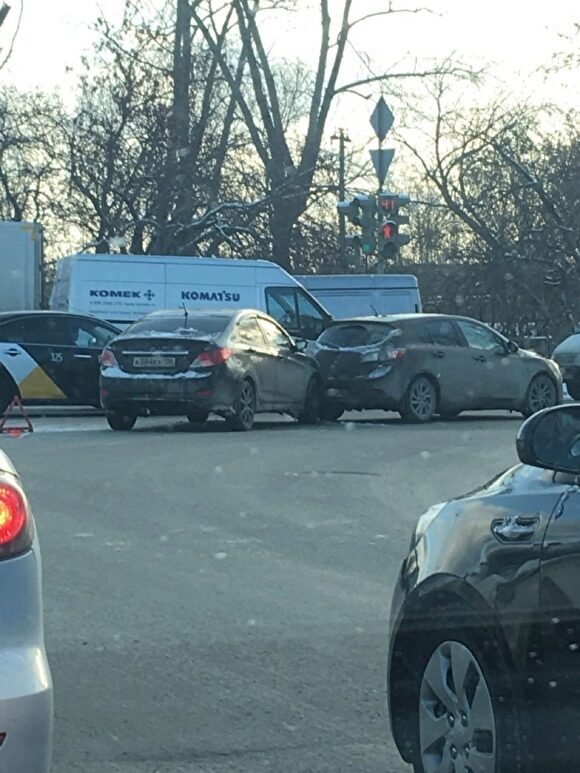 В Екатеринбурге на Объездной дороге произошло три ДТП, одно — с участием шести машин