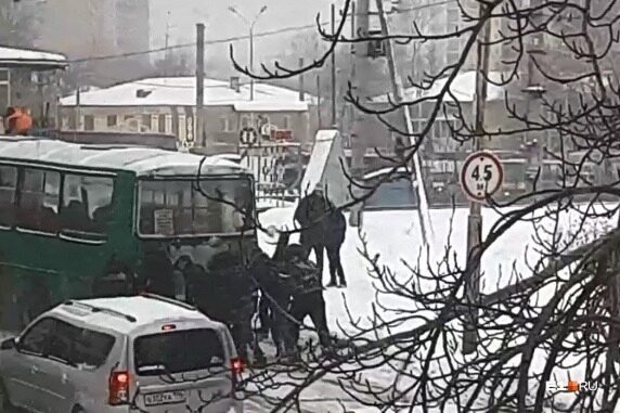 В Екатеринбурге пассажирам пришлось толкать автобус, застрявший в снегу