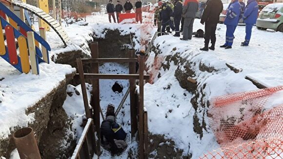В Екатеринбурге ребенок упал в траншею, вырытую у края детской площадки