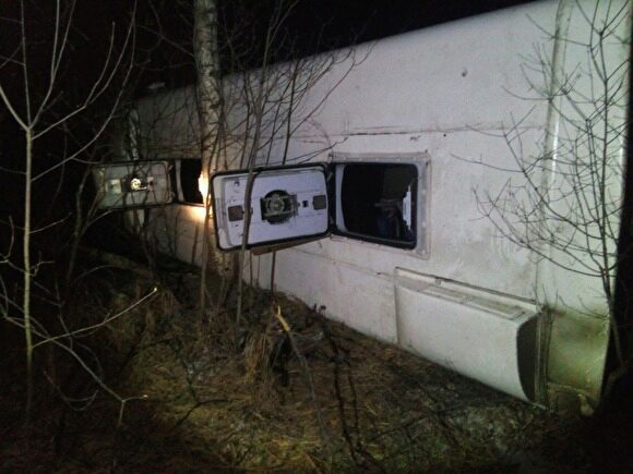 В Нижегородской области автобус перевернулся на трассе: 20 человек пострадали