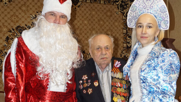 В преддверии новогодних праздников росгвардейцы навестили ветерана Великой Отечественной войны