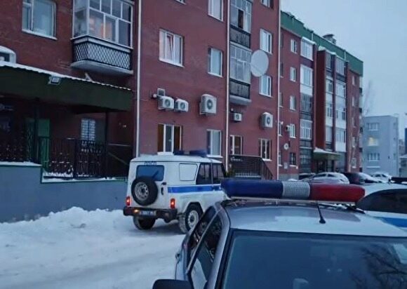 В Сургуте задержана хозяйка квартиры, на балконе которой в чемодане обнаружен труп