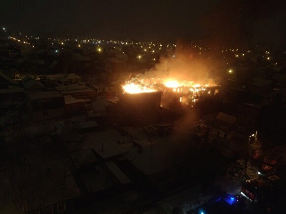 В Тюмени горит трехэтажный частный дом, спасено два человека
